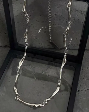 Collier métal liquide